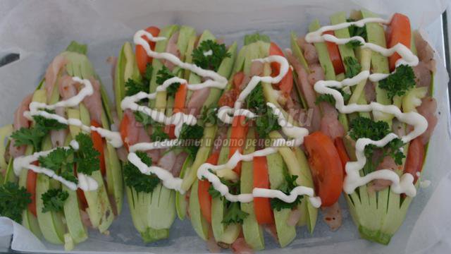 Запеченные кабачки с овощами и курицей