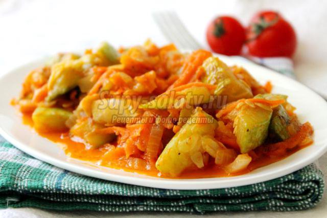 Кабачки, тушеные с овощами и томатной пастой