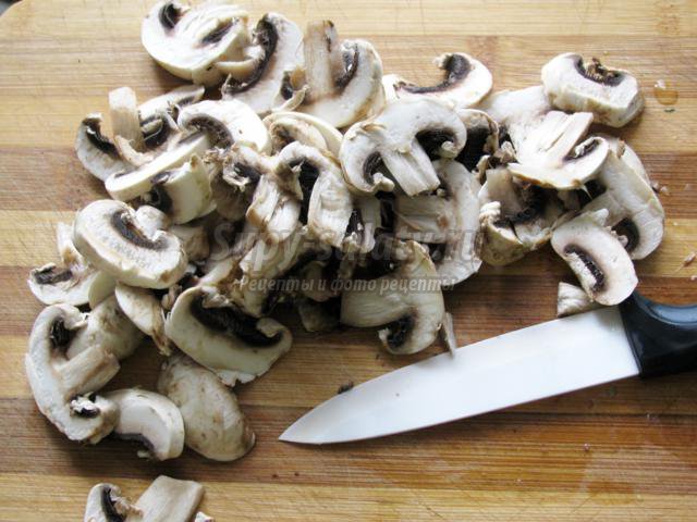 Молодой картофель с грибами