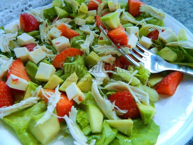 салат с клубникой и авокадо