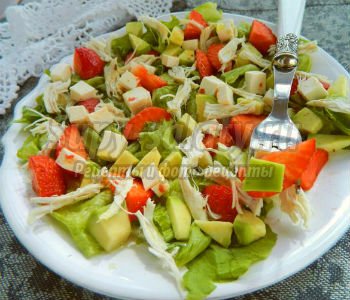 салат с клубникой и авокадо