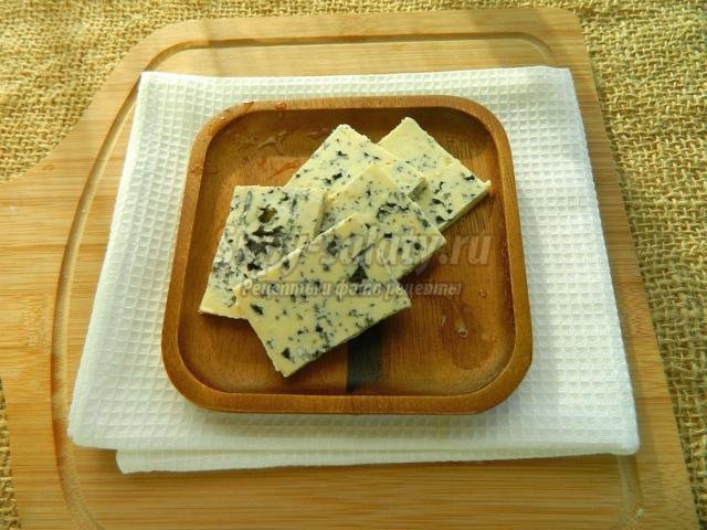 салат из груши и голубого сыра
