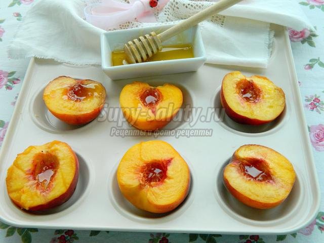 запеченные персики с ягодами и сгущенкой
