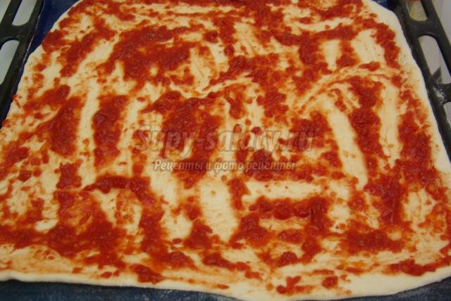 домашняя пицца с колбасой, грибами, сыром 