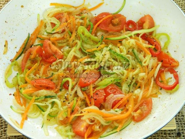 теплый салат из булгура, цукини и моркови