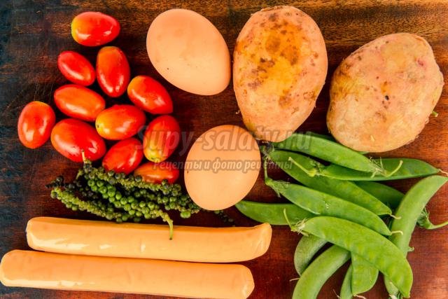 теплый салат из овощей, сыра и сосисок