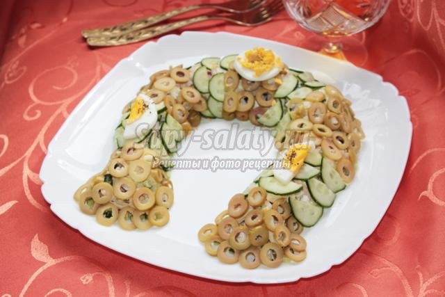 новогодний салат из кальмаров. Подкова на счастье
