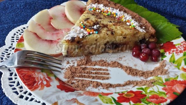 бисквитный пирог на кефире с фруктами и шоколадом