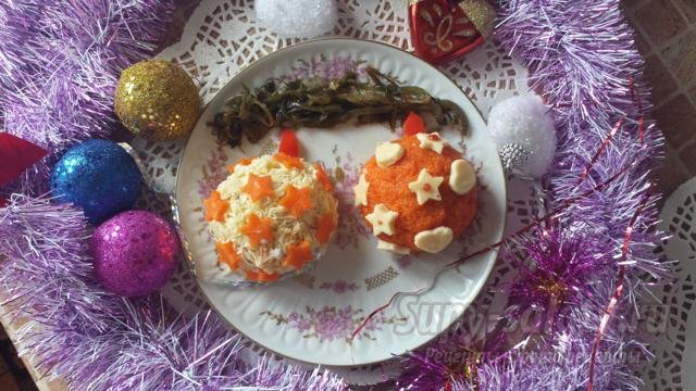 салат с грибами и рисом. Новогодние игрушки
