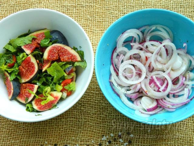 луковый салат с инжиром, рикоттой и черри