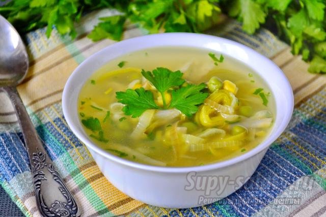 диетический суп с луком пореем, кукурузой, горошком и сельдереем