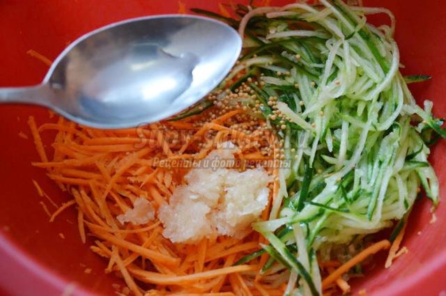 витаминный салат из моркови и огурцов