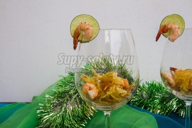 новогодний салат-коктейль с картофелем и креветками