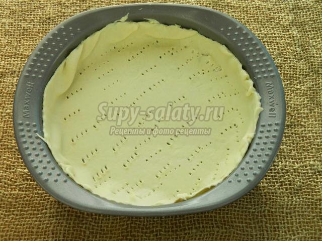 пирог из слоеного теста со сливами в карамели