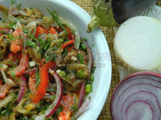 салат из свежих овощей с запеченными баклажанами