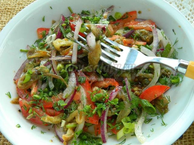 салат из свежих овощей с запеченными баклажанами