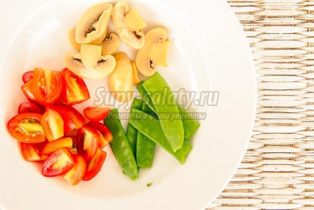 салат с шампиньонами, горошком, помидорами и сыром