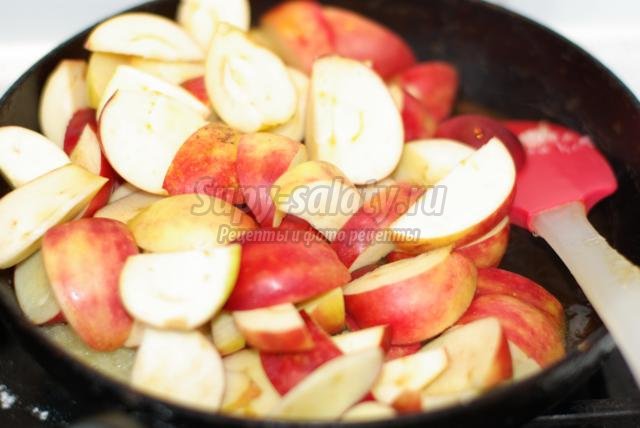 шарлотка с карамельными яблоками и корицей