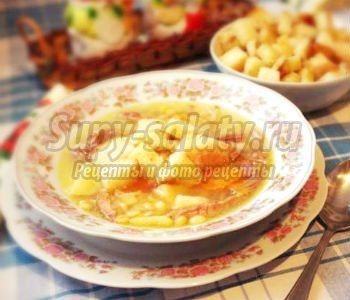 гороховый суп с копчёностями и гренками