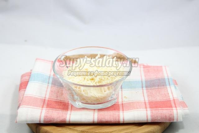 салат с тунцом на тостах