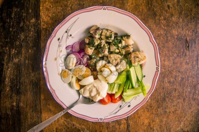 новогодний рыбный салат с барракудой и оливками