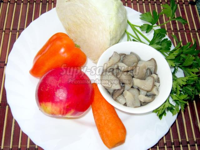 салат с грибами, яблоком и свежими овощами