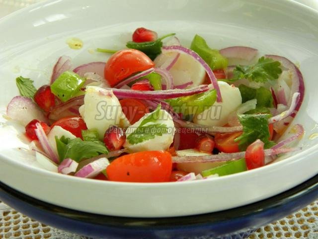 салат с моцареллой и помидорами