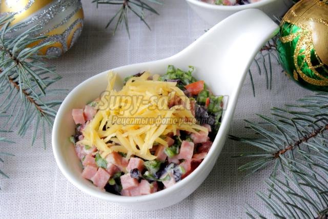 новогодний салат с колбасой, сыром, рукколой, базиликом. Изыск