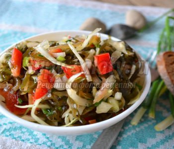 овощной салат с морской капустой
