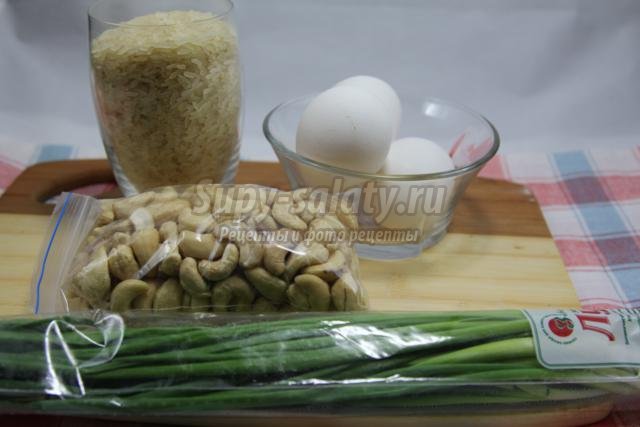 рис по-тайски с жареным яйцом и орехами