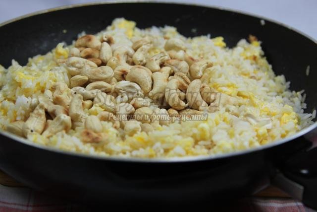рис по-тайски с жареным яйцом и орехами