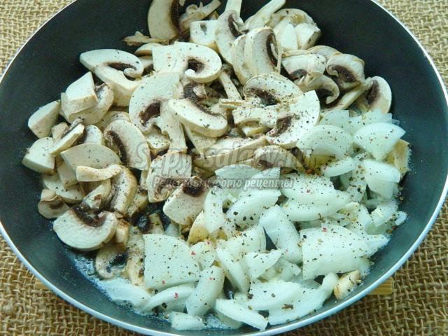блины с жареными грибами и луком