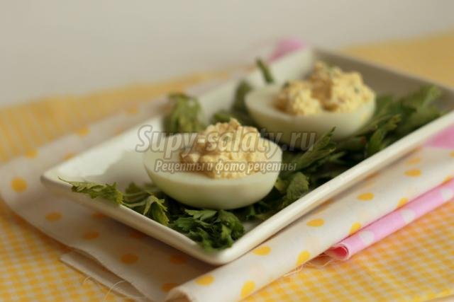 фаршированные яйца салатом из кальмаров с сельдью