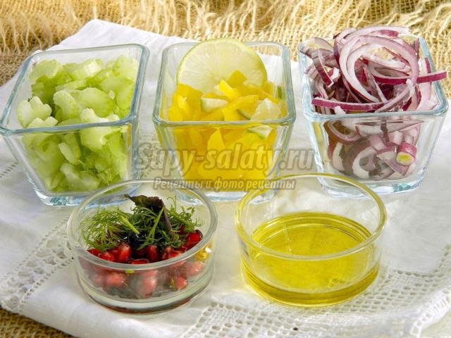 салат из сельдерея, красного лука и сладкого перца
