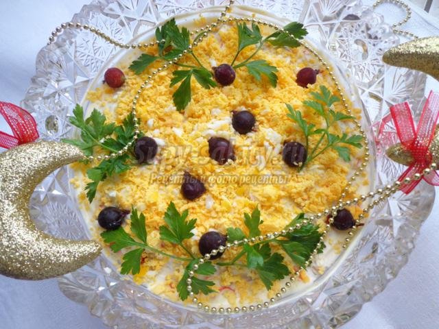 салат к Новому году с крабовыми палочками, сыром и яблоком
