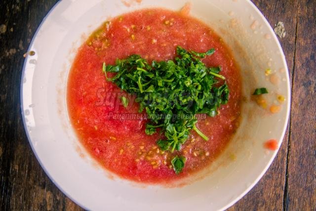 свежий соус из помидоров, лука, и болгарского перца