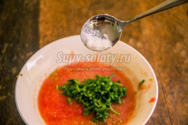 свежий соус из помидоров, лука, и болгарского перца