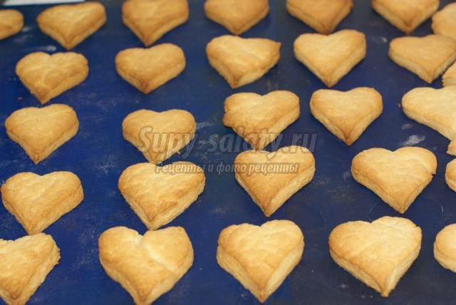 песочное печенье с мастикой на день Святого Валентина. Сердечки