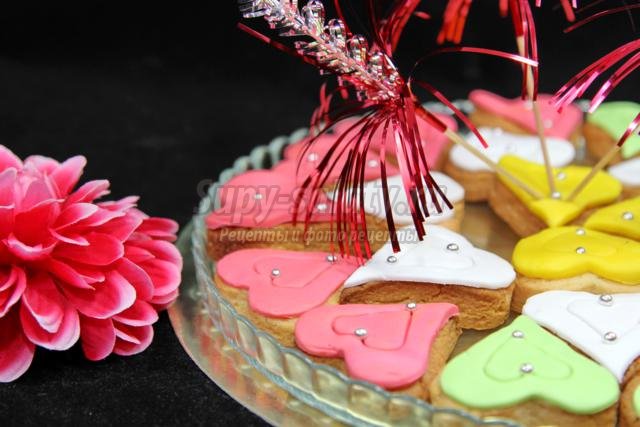 песочное печенье с мастикой на день Святого Валентина. Сердечки
