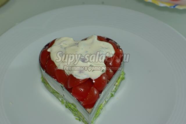 салат с лососем на день Святого Валентина. Сердце