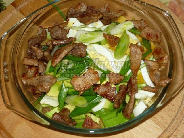 теплый салат из авокадо с мини-стейками и грибами