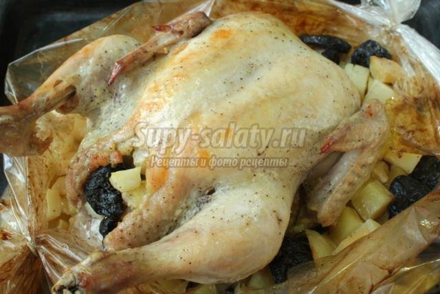 курица с картошкой, черносливом и яблоками, запеченная в рукаве