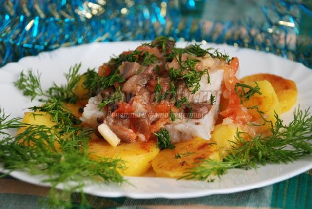 отварная рыба с томатно-грибным соусом на Новый год