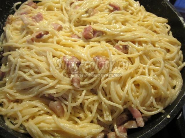 спагетти под соусом карбонара
