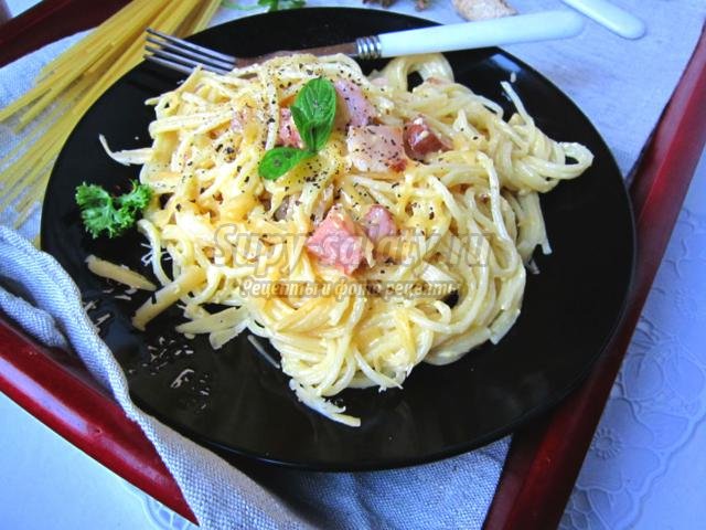 спагетти под соусом карбонара