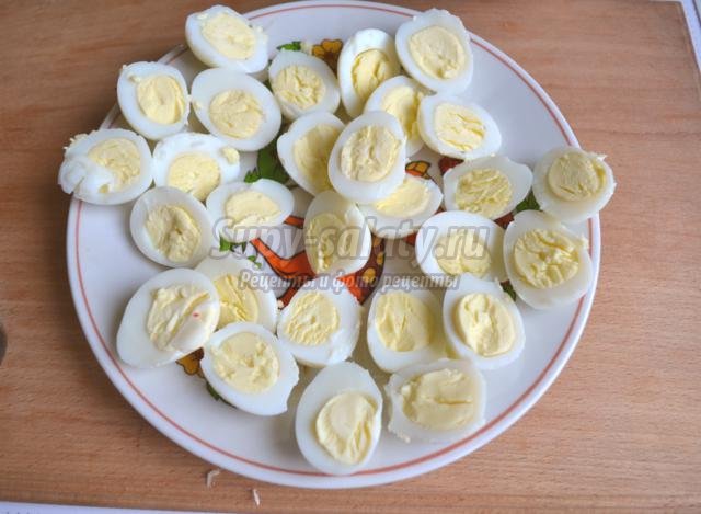 новогодняя закуска из крабовых палочек и перепелиных яиц