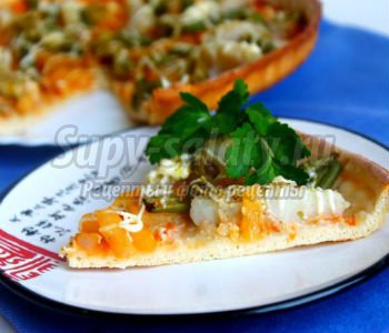 пицца с рыбой, оливками и фасолью