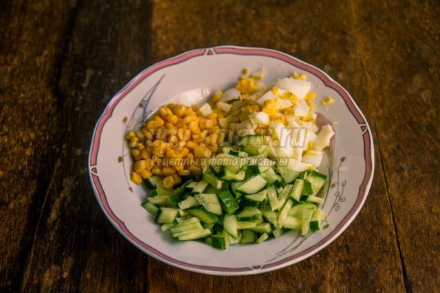 салат с гребешками и кукурузой на Новый год