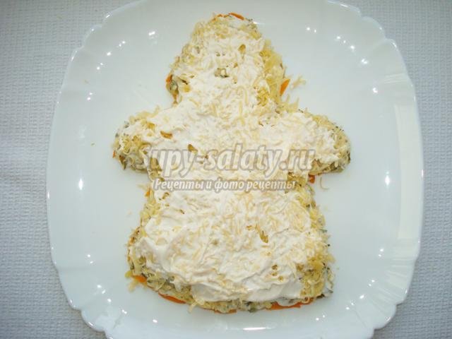 новогодний слоеный салат с кижучем и сыром. Дед Мороз