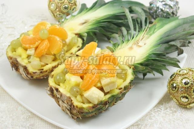 салат в ананасе с фруктами и сыром Камамбер